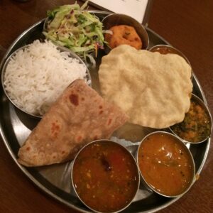 南インド料理　DAKSHIN(ダクシン) 八重洲店の休日ランチ、「ダクシン・ミールス(野菜料理セット)」